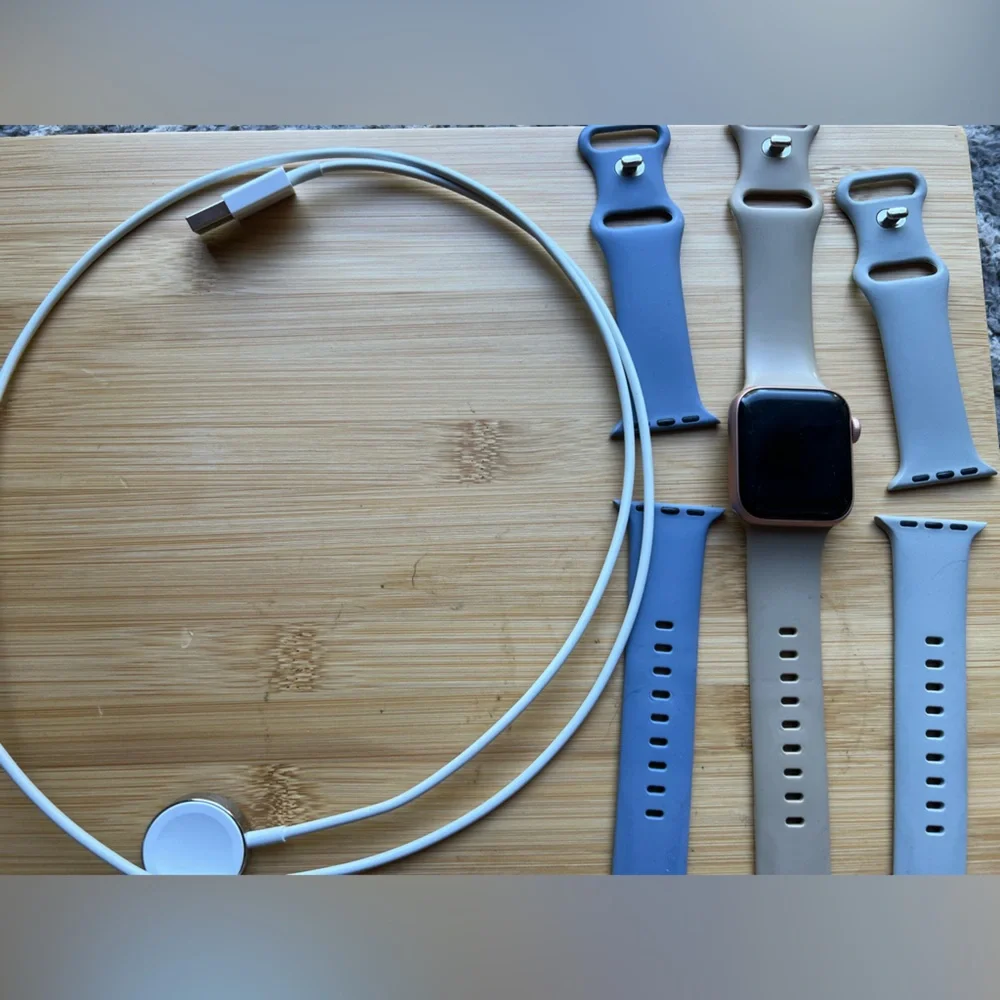 Apple Series 5 40mm Smartwatch Bundle